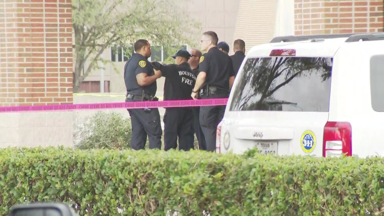 1 killed in officerinvolved shooting after SW Houston robbery